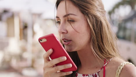 mujer, teléfono y grabación de voz mientras viaja