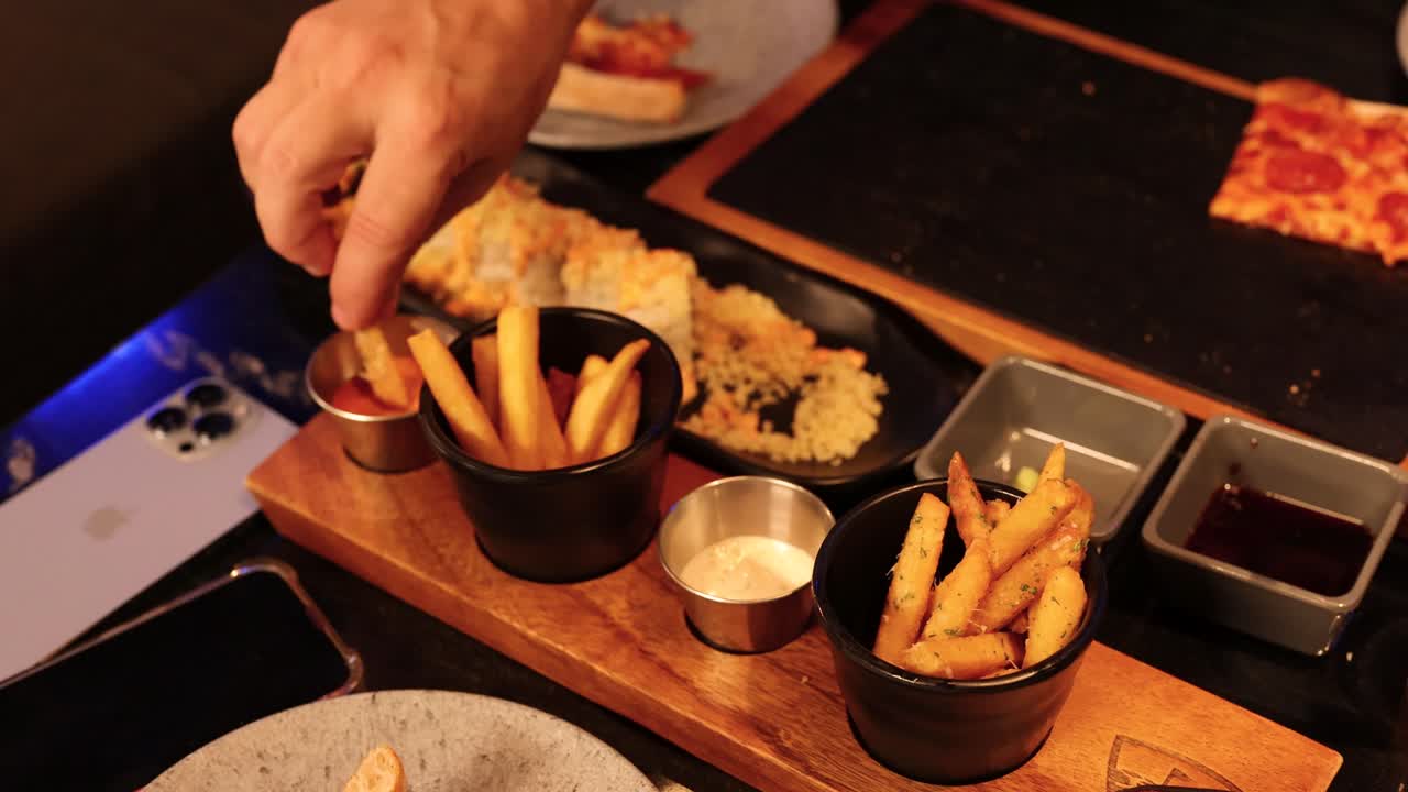 골프에서 김을 소스에 손으로 담그는 것