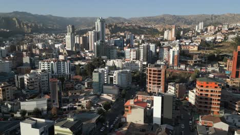 Luftdrohnenschwenkaufnahme-Von-Rechts-Nach-Links-über-Die-Wunderschönen-Städte-El-Alto-Und-La-Paz-Entlang-Der-Anden-In-Bolivien-Im-Morgengrauen