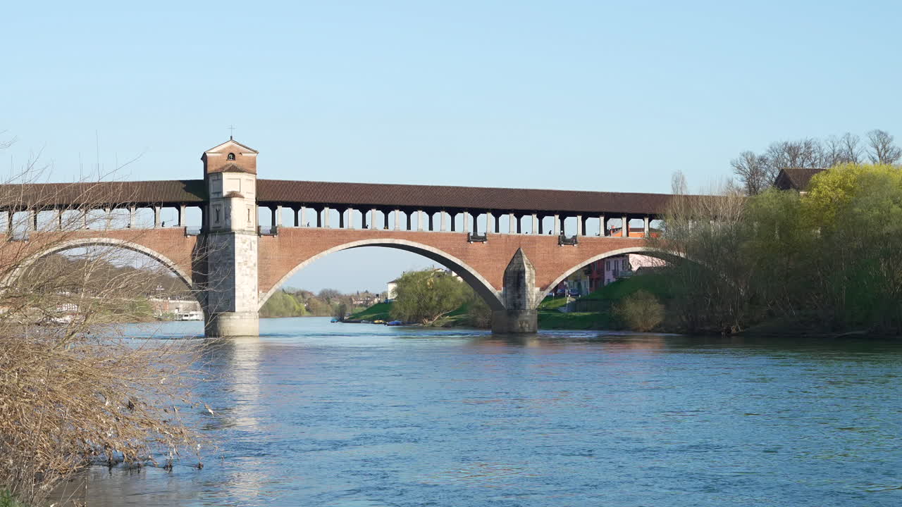 은 날에 파비아의 티치노 강을 가로지르는 다리인 폰테 코페르토 (ponte coperto) 의 경이로운 전망