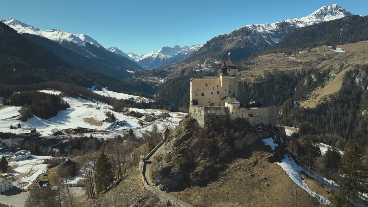 drone dolley shot del antiguo schloss tarasp entre las altas montañas de los alpes suizos