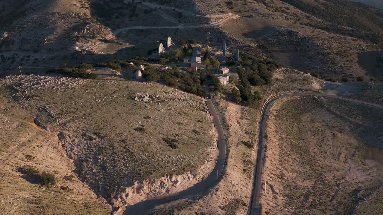 위성 접시가 있는 산악 도로