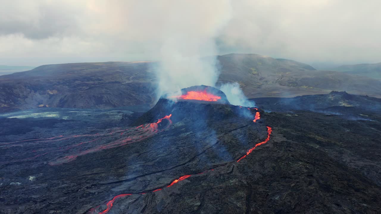 Lava incandescente e magma che fuoriescono dal cratere del vulcano Fagradalsfjall, situato nella valle di Geldingadalir, Islanda - ripresa aerea
