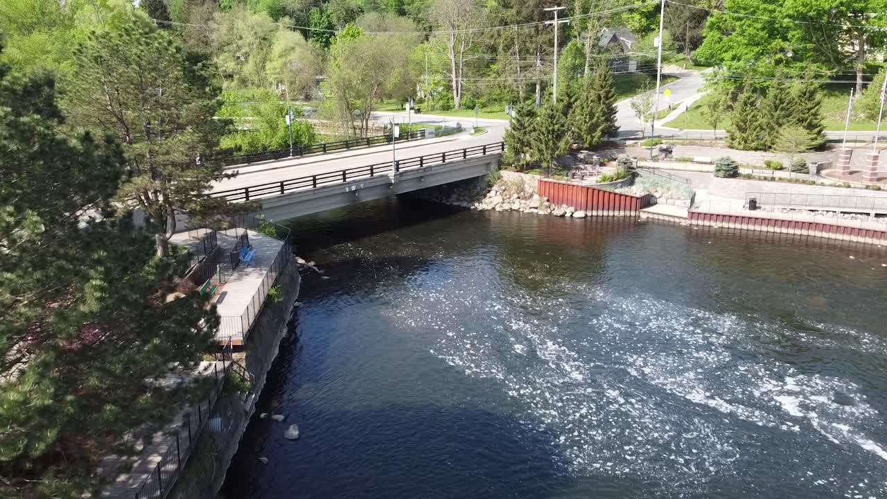 imágenes aéreas de drones de rockford michigan cascada del río dam