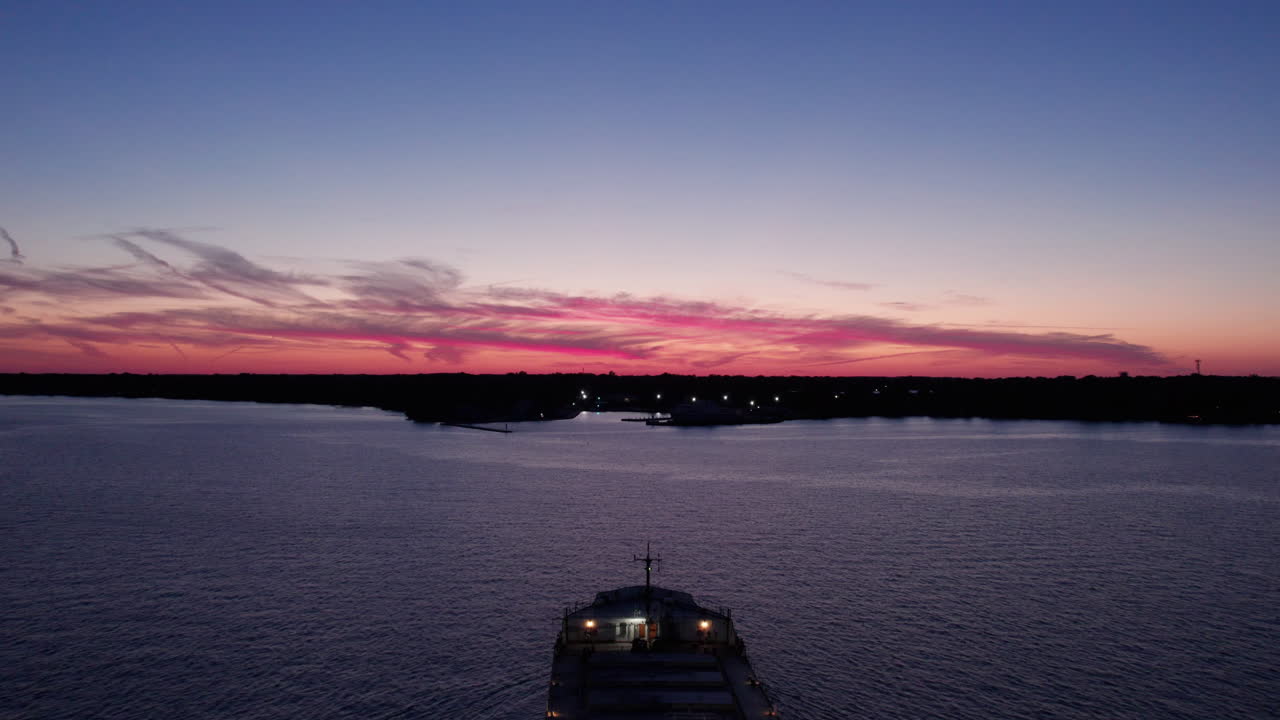 volando sobre un buque de carga a granel a la deriva en la superficie del agua cerca del puerto de kingsville en ontario, canadá