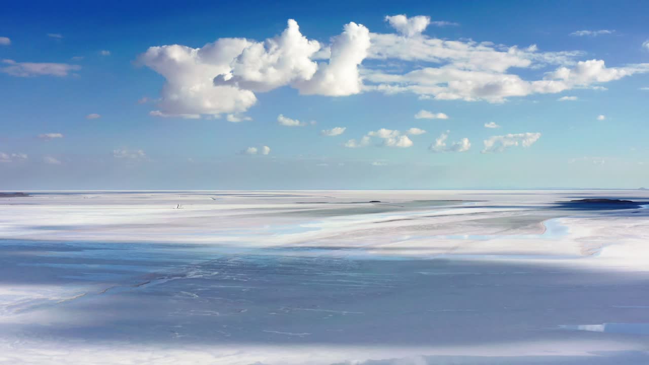 cámara girando lentamente hacia la derecha