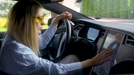 Mujer-Rubia-Sentada-En-Un-Coche-Eléctrico