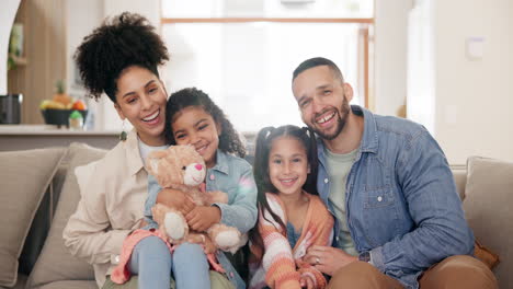 Gesicht,-Glückliche-Familie-Und-Eltern-Mit-Kindern-Auf-Dem-Sofa