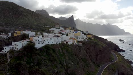 Vista-Aérea-De-Drones-De-Un-Pequeño-Pueblo-En-La-Costa-Norte-De-Tenerife,-Islas-Canarias