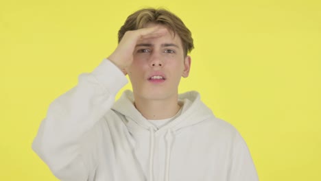 joven mirando a su alrededor, buscando pantalla amarilla