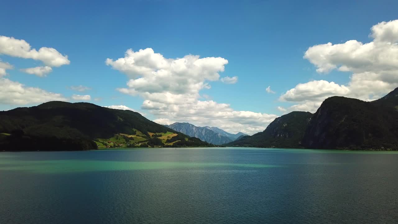 Luftfoto af søen Mondsee langs kystlinjen af Sankt Lorenz, Østrig, nær bjerge.