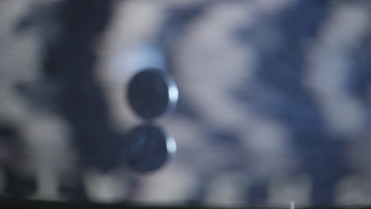 천천히 움직이는 에테리움 동전은 패턴 빛에서 회전합니다.