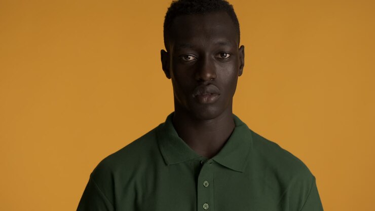 Hombre afroamericano sobre fondo amarillo