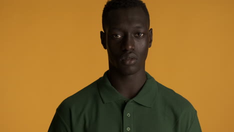 hombre afroamericano en fondo amarillo.
