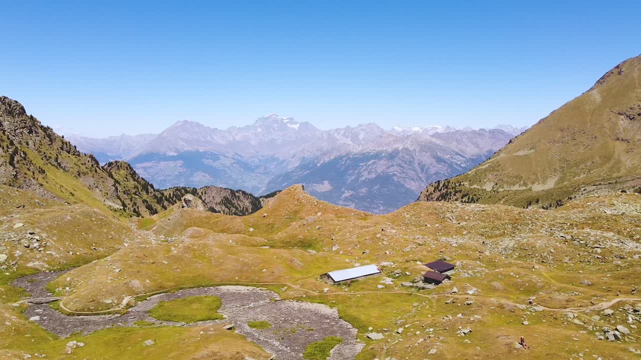 almacén aislado en la cima de una montaña, vista aérea de drones con movimiento izquierdo