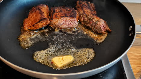 hornear el bistec en mantequilla en una sartén