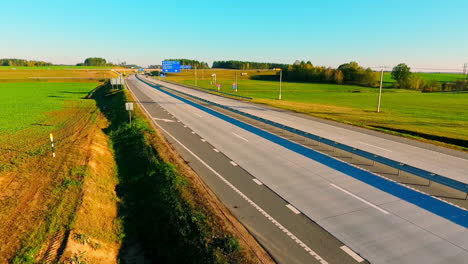 Coches-Moviéndose-En-La-Vista-Aérea-De-La-Carretera.-Vista-De-Drones-Del-Tráfico-De-La-Carretera