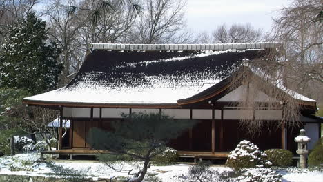casa de estilo japonés en invierno