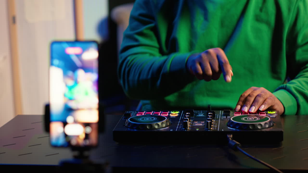 ingeniero de audio hábil que enseña lecciones en línea de mezcla de melodías utilizando el teléfono inteligente