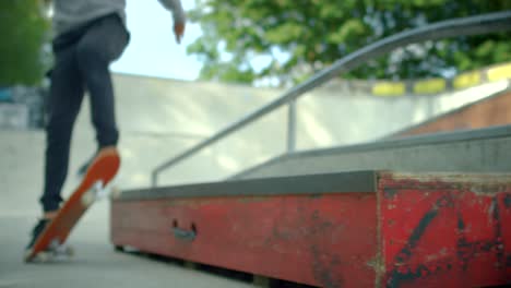 skater macht tricks im skatepark