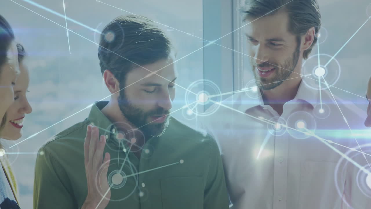 animación de la red de conexiones con iconos sobre colegas caucásicos discutiendo el trabajo