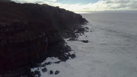 Schöne-Antenne-über-Wellen,-Die-Auf-Kaiaka-Rock-Molokai-Hawaii-1