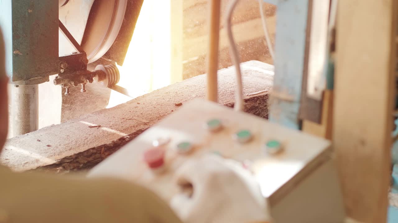 작업자는 cnc를 가진 자동 목재 가공 기계에서 제어 패널과 함께 프로그램을 설정합니다.