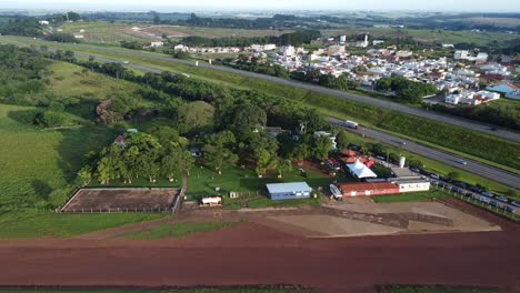 vuelo de aviones no tripulados sobre un campamento de paracaidismo