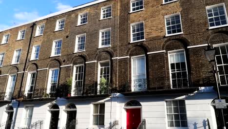 Toma-Panorámica-Izquierda-De-Casas-Victorianas-En-Claremont-Square,-Islington,-Londres