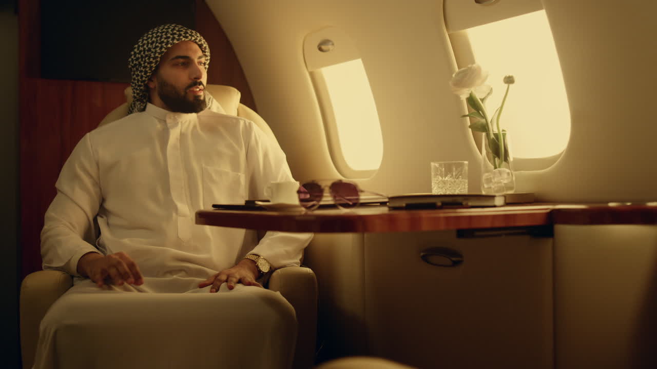 empresario exitoso terminando el trabajo de la computadora portátil. hombre musulmán satisfecho pensando