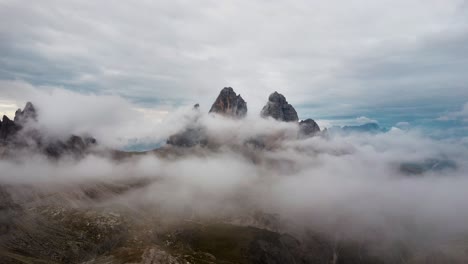 Hiperlapso-De-Tre-Cime---Drei-Zinnen,-Con-Niebla-Y-Nubes-Moviéndose-Alrededor-De-Los-Picos