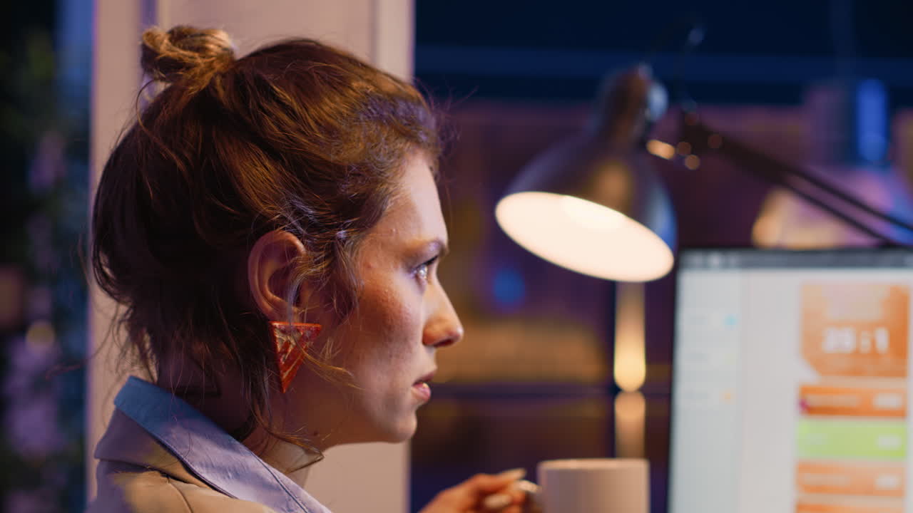 Mulher de negócios a trabalhar no computador no escritório