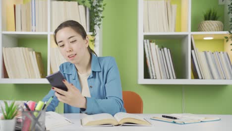 Estudiando-A-Una-Adolescente-Asiática-Hablando-Facetime-En-Línea.