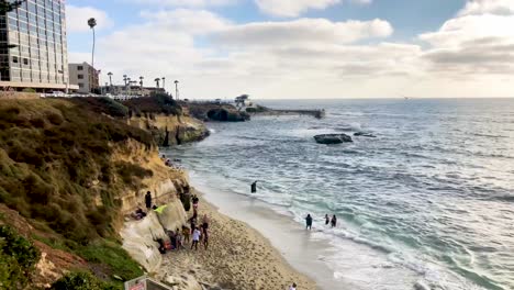 la gente disfruta de una soleada playa de california al atardecer