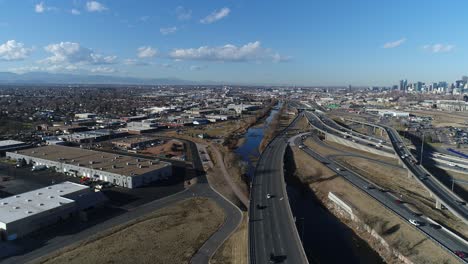 un drone pan al sur de denver colorado