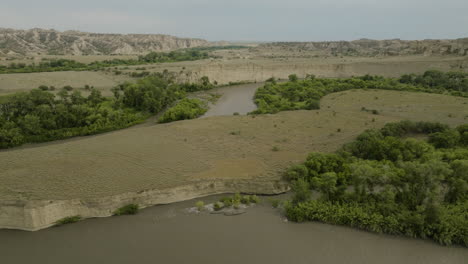 Alazani-River-Riverside-Im-Vashlovani-Steppe-Nature-Reserve,-Georgia