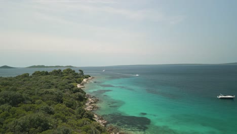 la costa de la isla de silba con aguas turquesas y un paisaje verde exuberante, vista aérea
