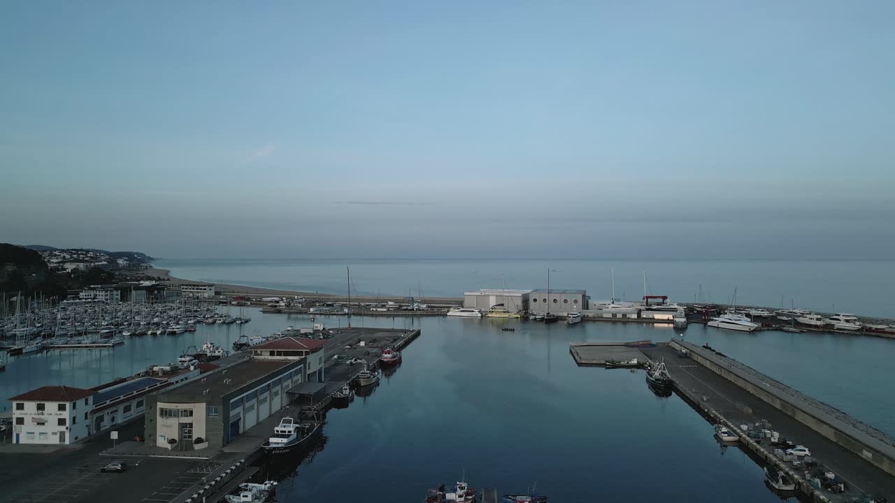 카탈로니아 바르셀로나의 아레니스 데 마르 항구 도크의 공중 파노라마 뷰, 파란색 해안선, 바다 물과 스카이라인, 촬영 설정