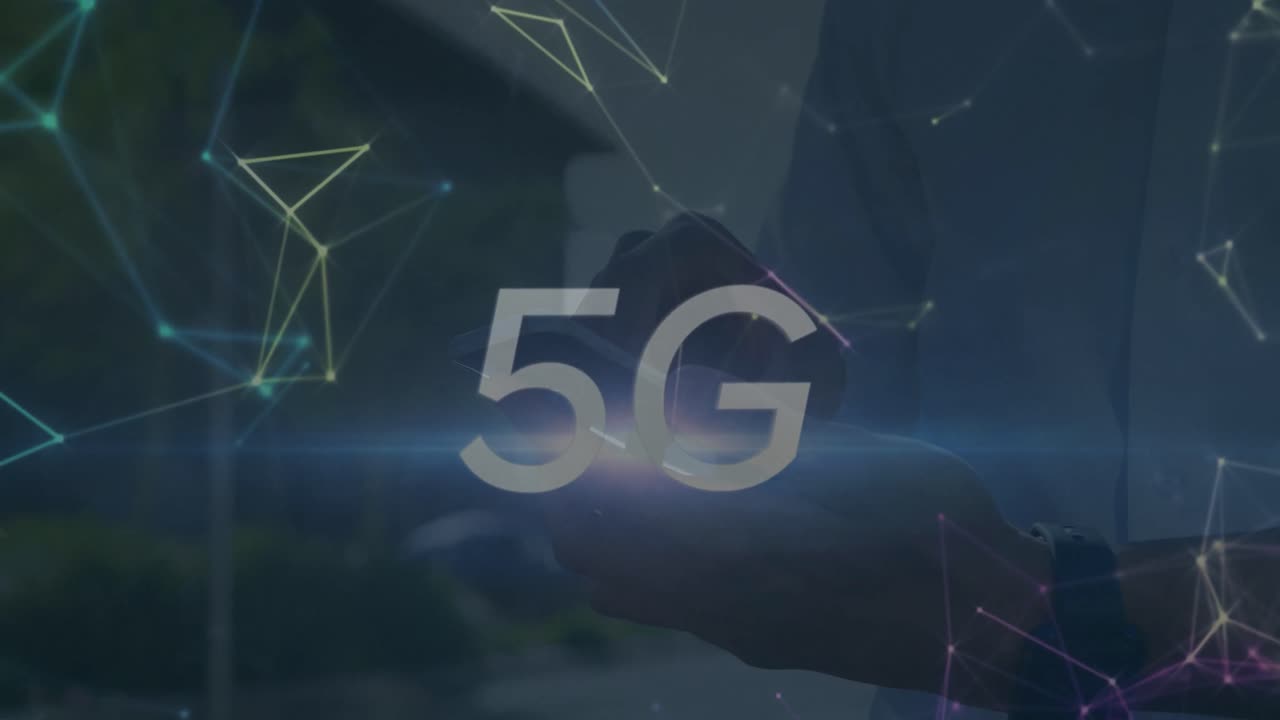 testo 5g e rete di connessioni contro la sezione centrale di un uomo che usa uno smartphone