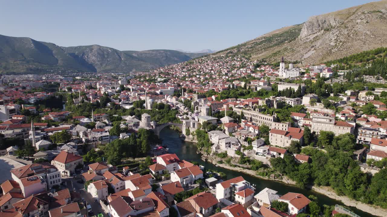 órbita aérea mostar, bosnia y herzegovina, panorama de la ciudad de los balcanes en verano