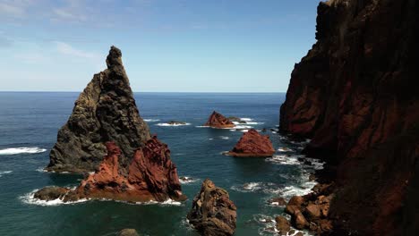 Schroffe-Klippen-Und-Vulkanische-Felsformationen-In-Ponta-De-Sao-Lourenco,-Madeira-Portugal