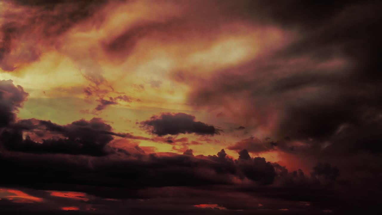 하늘에서 일몰이나 일출의 아름다운 구름