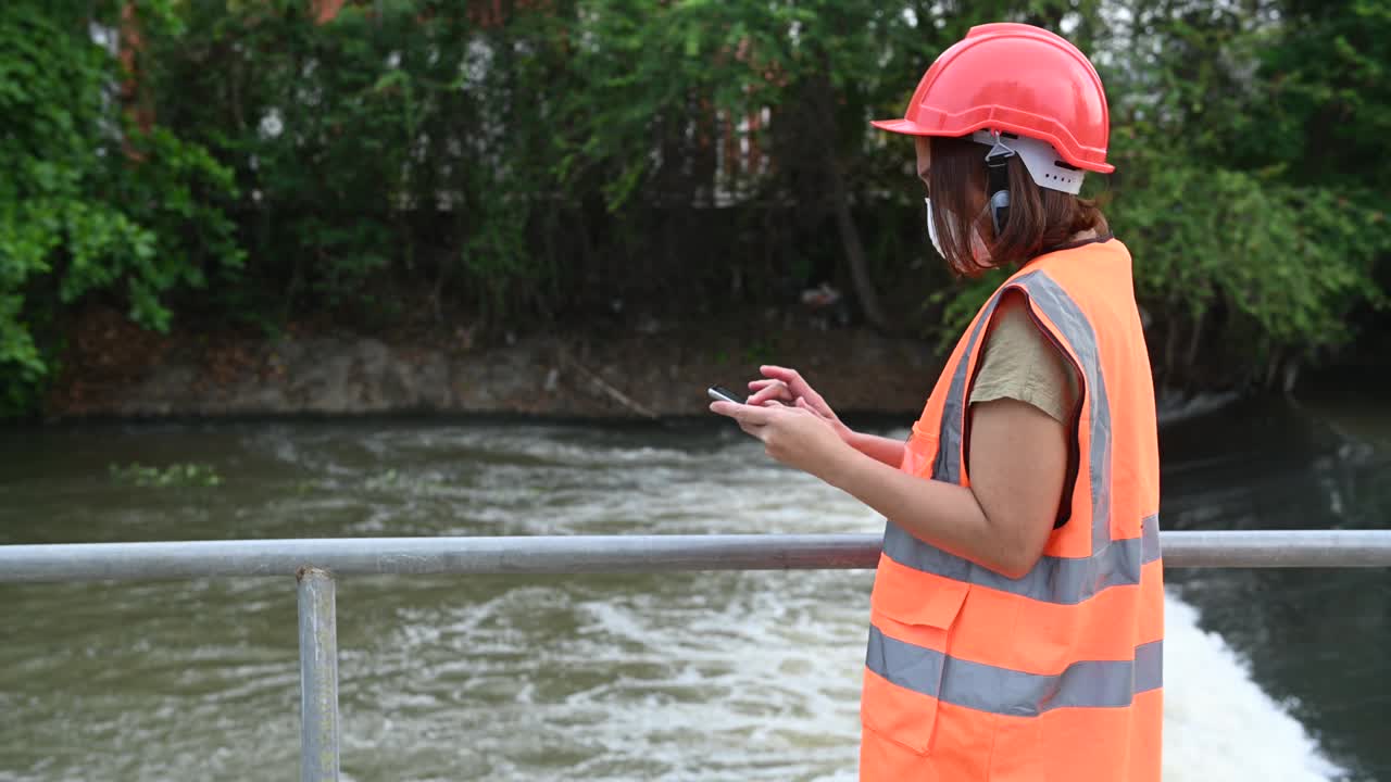 ingenieros ambientales trabajan en plantas de tratamiento de aguas residuales