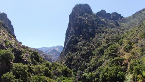 Aerial back to front shot of Sierra NEvada mountain at Kings Canyon&#039;s National Park, surrounded by vegetation, bathed in California&#039;s brilliant sunlight