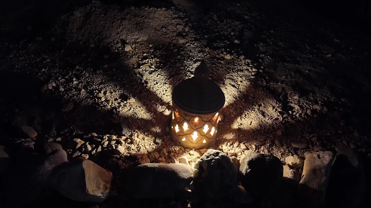 어 속에서 장식 불 빛, 바닥에 동양 아름다운 모양