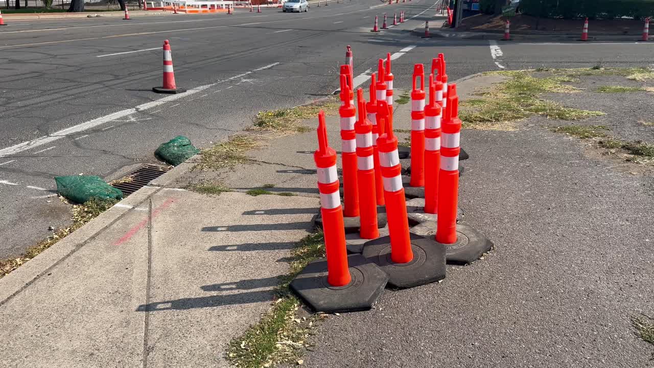 아스팔트 도로  ⁇ 에 있는 보행로 에 모인 안전 콘