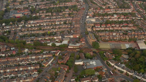 Toma-Aérea-Sobre-Heath-Road-Twickenham,-Al-Oeste-De-Londres