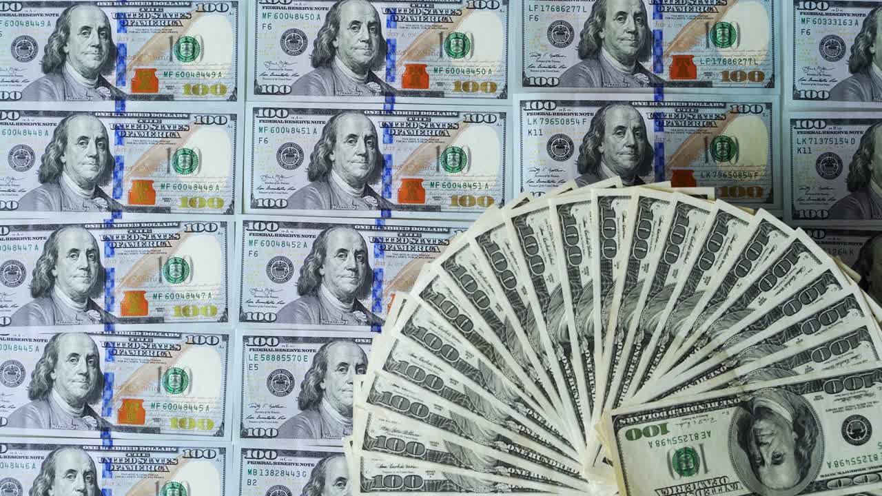 fondo rico de dinero estadounidense. rotación de billetes de 100 dólares. giro de muchos billetes de cien dólares en fondo de efectivo.