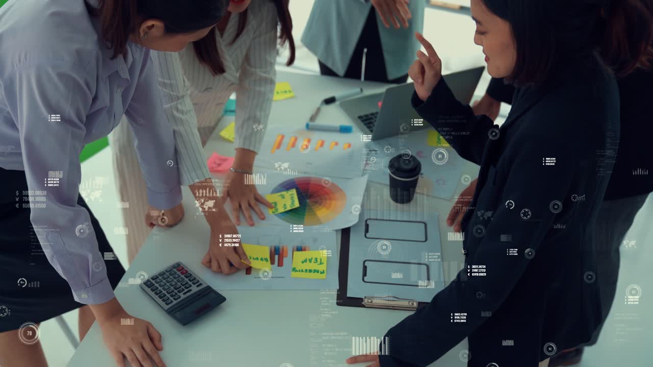 기업 직원 회의에서 비전 그래픽과 함께 비즈니스 사람들