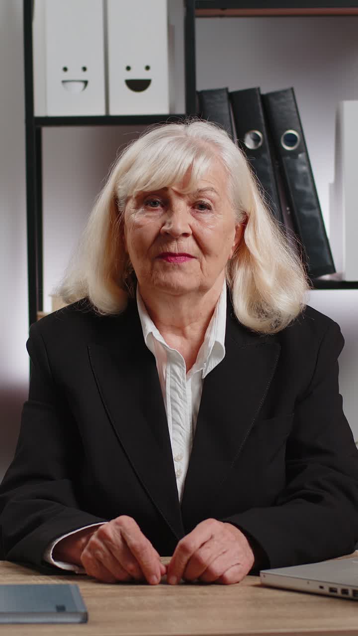 confundida mujer de negocios de alto nivel encogiéndose de hombros con dudas sin respuesta en el escritorio de la oficina de casa